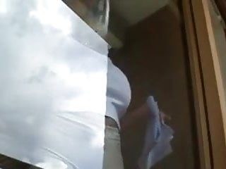 mama peituda lavando a janela