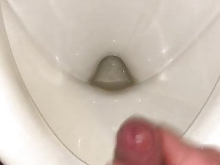 Geil im Urinal unterwegs