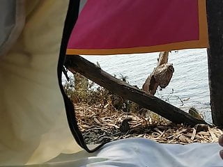 Mi masturbo in tenda davanti al mare, grande sbarrata!