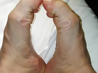 cdlucys foot play and toe scrunching x