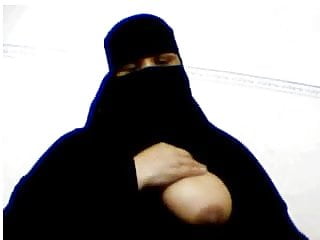 Niqabi MILF gives instruction 