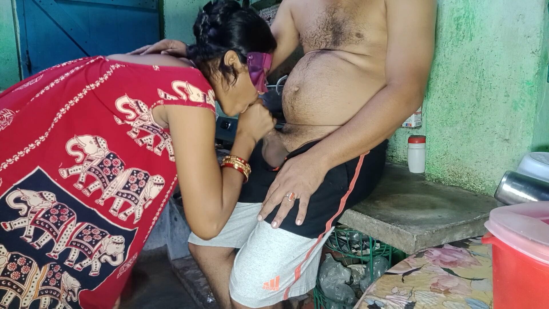 Indian bengali kitchen pe khana bana raha tha davor or vabi ko lagha  sex ki vuk davor ne mast choda vabi ko kitchen me