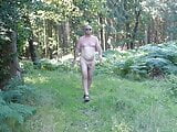 Mike nackt im Wald unterwegs