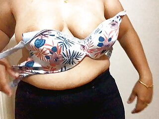  video: Beautiful Curvy Girl unhooks bra in style