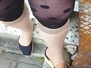 In Nylons Wedges vollgepisst.