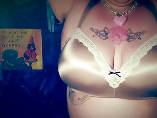 Tattooed Bbw wife lets huge heavy hangers out of 40G bra