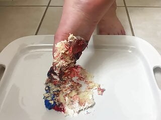  video: Meg D. Ryder crushes patriotic cupcake!