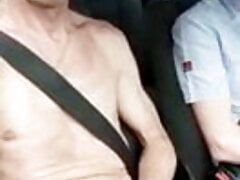 Henndrik nackt im Auto und steifer Schwanz