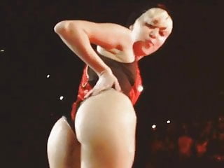 Miley Cyrus Showing off her ass 