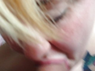 Deutsche Fettsau mit abgebundenen Titten nuckelt am Schwanz! - Bild 8