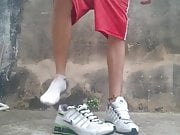 A melhor gozada e mijada no tenis Nike Shox 