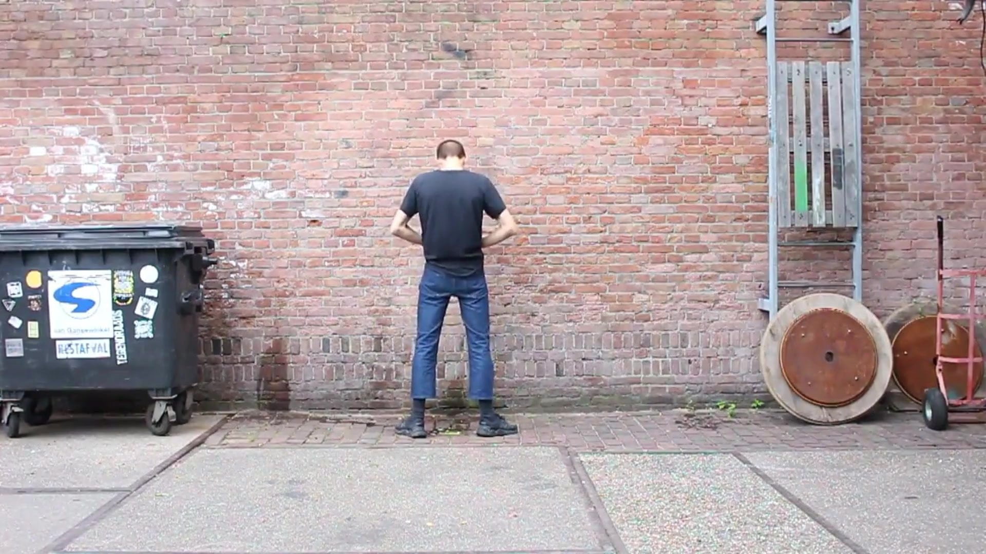 Ein Girl und 2 Typen pissen an die Wand!