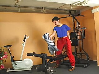 Retro deutsch! Amateur schlampe wird geil beim Fitness! - Bild 2