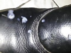 Masturbacao com gozada no sapatao do meu vizinho