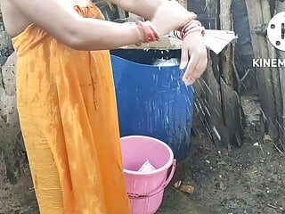  video: Indian house wife bathing outside