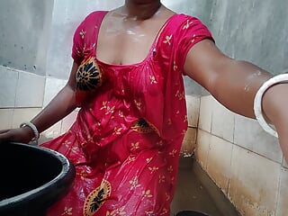 Indian bhabi Nahate huye cht me ungli krte huye    bangali boudi bathing