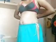 Bhabhi showing her body 