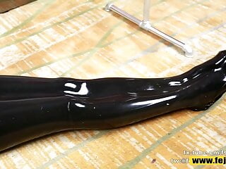  video: Fejira com Latex vacuum sleeping bag bondage