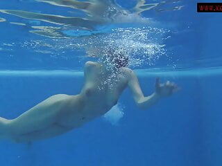  video: Enjoy Lina Mercury and Mia Ferrari swim naked
