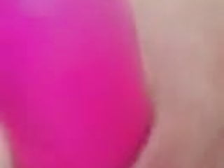 Sie wichst sich bis es ihr kommt.