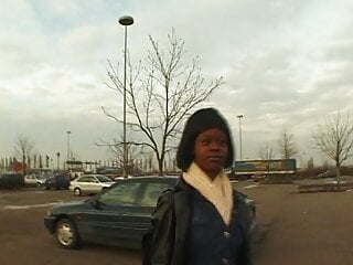 Schwarze Jenny 23 Jahre legt beim Casting direkt los