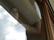 mama peituda lavando a janela
