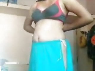 Bhabhi showing her body 