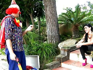 Der Clown wird zum Sexgott mit Dildo in Zauberkiste  - Bild 2