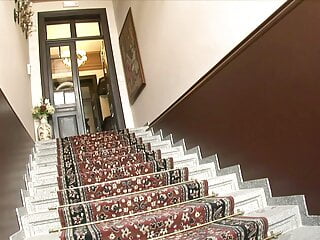 Notgeiles Teen in der Nobelvilla hart gefickt  - Bild 2