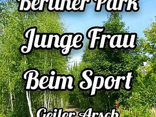 Junge Frau mit Hammer Prallen Arsch