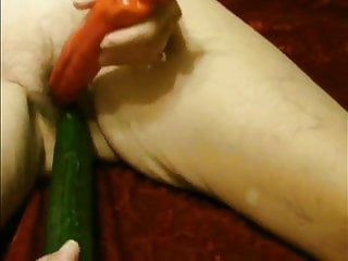 Mature slut sue using veg as...