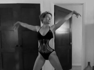 Evangeline Lilly &ndash; super sexy bikini dance